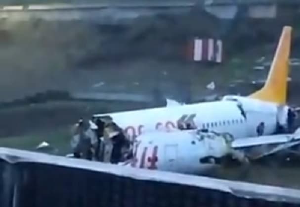 Avión se parte en tres partes y deja decenas de heridos