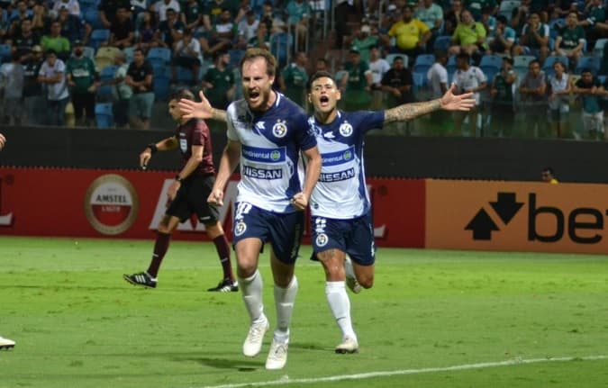 Sol vuelve a ganar y avanza en la Sudamericana