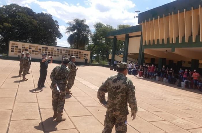 Paraguayos aislados en Academia Militar ni al patio salen