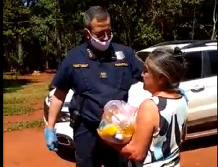 Policías entregan víveres a familias de escasos recursos