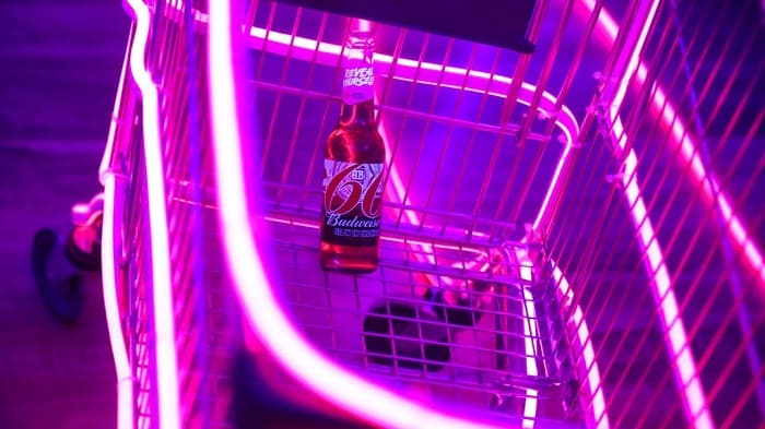 Marca de cerveza lanza edición limitada con etiqueta glow