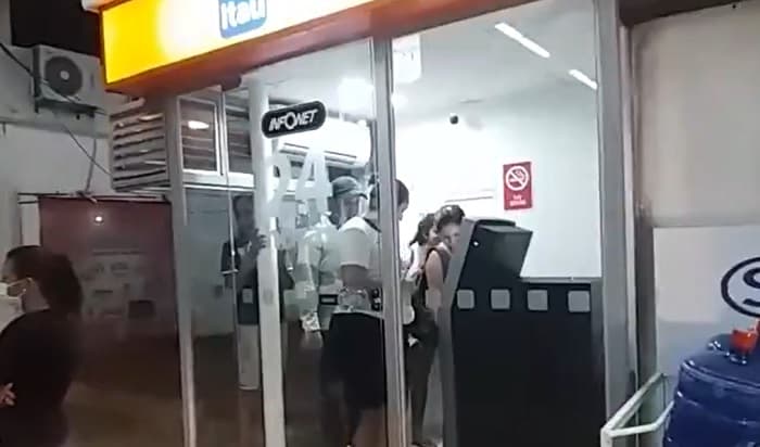 Hasta cinco en un cajero en plena pandemia