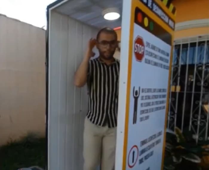 Crean cabina de desinfección móvil para personas