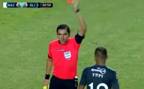 Destruyen automóvil de árbitro