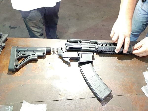 Norteamericanos son detenidos con gran cantidad de armamentos