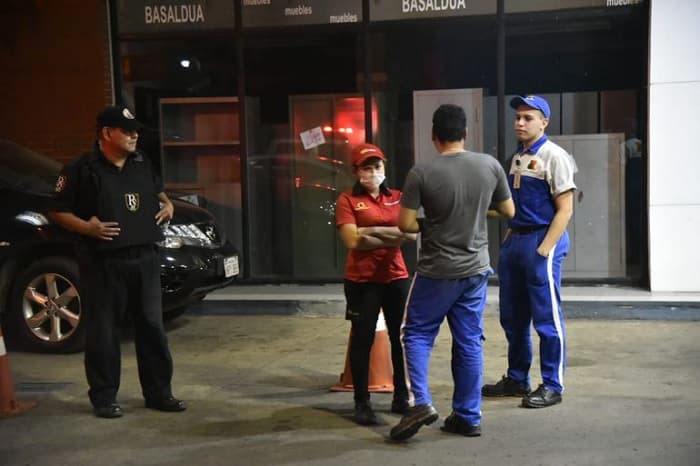 Hombre agrede a cajera y guardia de una estación de servicios
