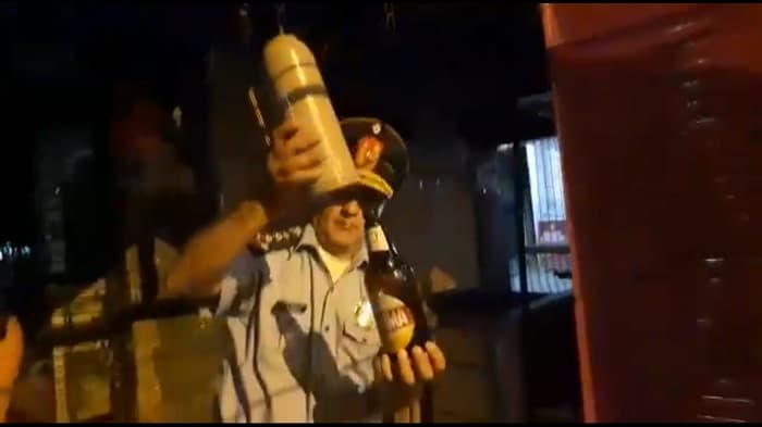 “Camuflan” cerveza en el interior de un termo en plena cuarentena