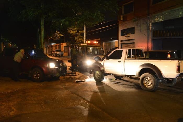 Choque entre dos camionetas deja un herido en el microcentro