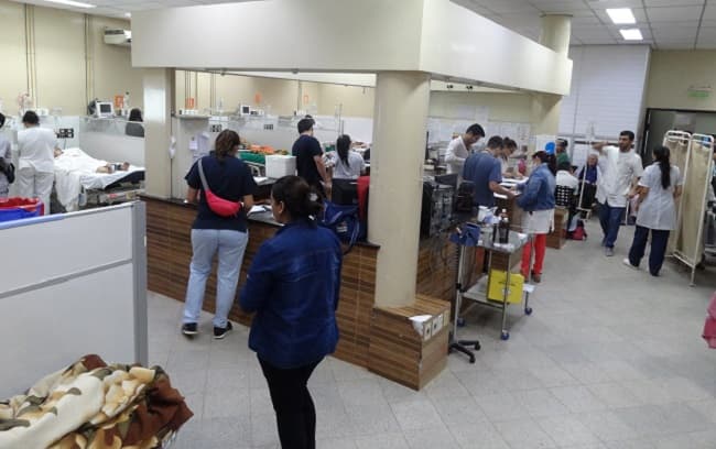 Médicos residentes entregan insumos al Hospital de Clínicas