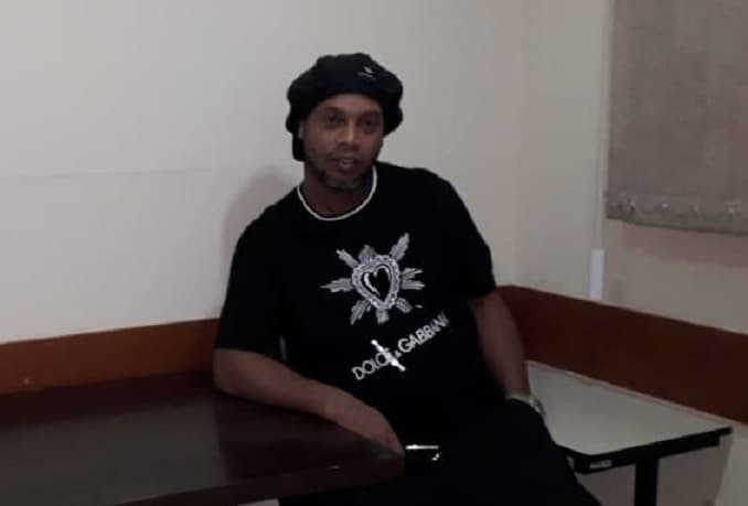 Fiscalía imputa a Ronaldinho y pide prisión