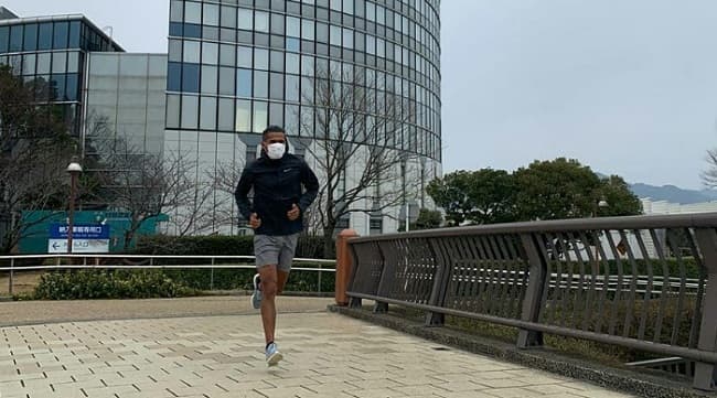 Derlys Ayala entrena con tapabocas en país donde corre el coronavirus