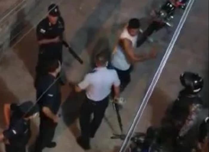 Joven es detenido por patear a un comisario durante intervención