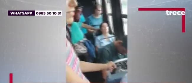Pasajeros “duermen” mientras embarazada permanece parada en bus
