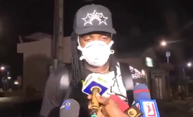 Adebayor se marchó con su termo de tereré y ahora está en cuarentena