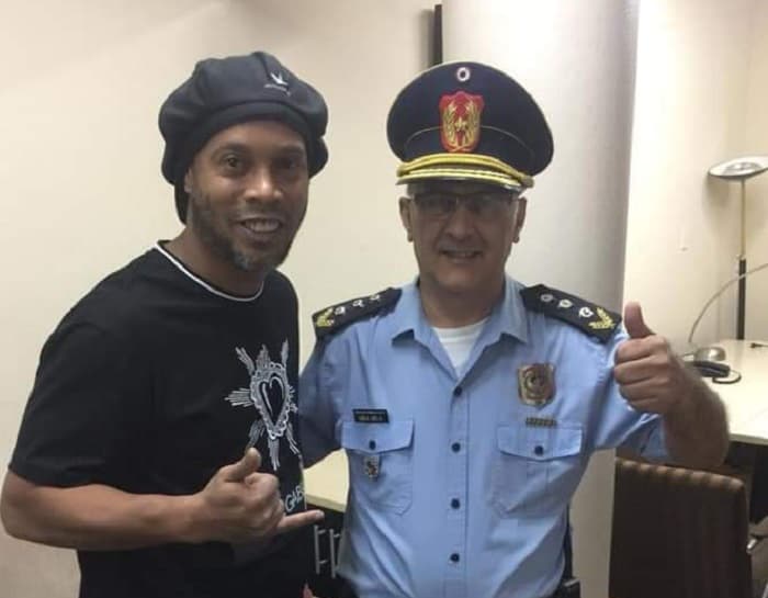 Funcionarios y hasta un comisario posan con Ronaldinho