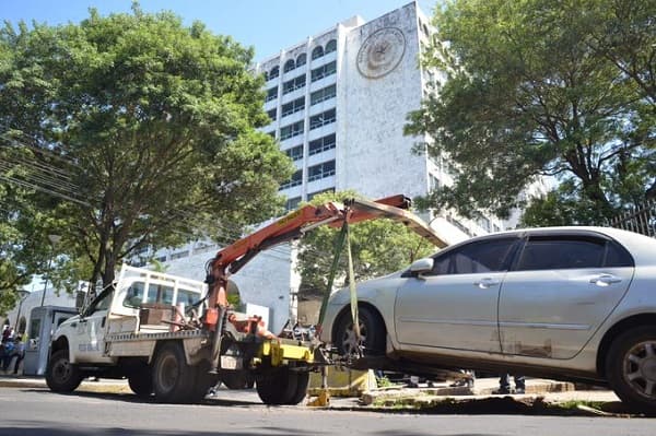 PMT “caza” a cuidacoche que movió auto mal estacionado