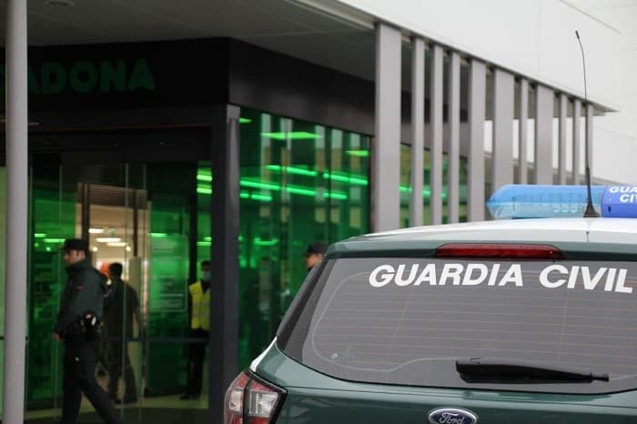 “Tengo coronavirus”, gritó una mujer y escupió a guardias civiles