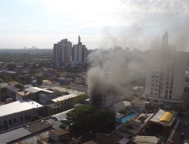 Incendio consume edificio en el microcentro