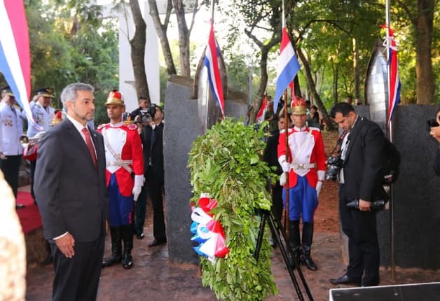 Abdo Benítez participa de ceremonia por el Día de los Héroes en Cerro Corá