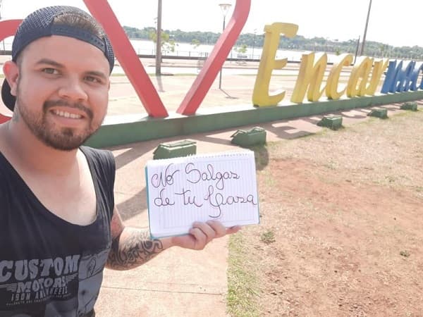 Hombre se burla de restricción y termina en el calabozo