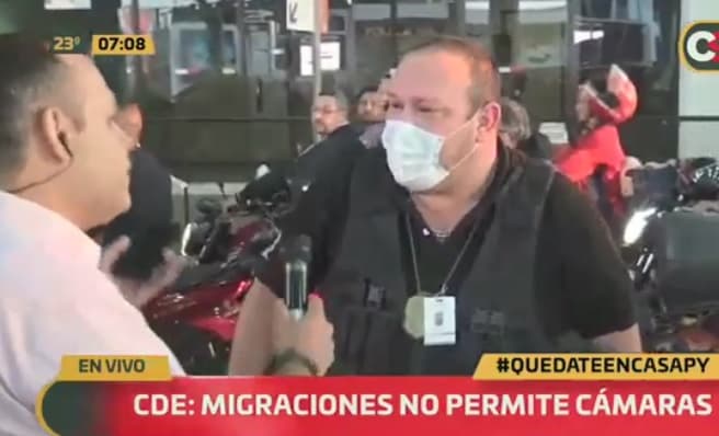 ¿Maltrató o no?: Cruce entre periodista y funcionario de Migraciones