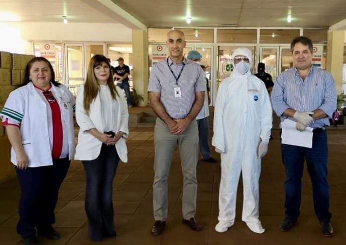 Ministro, viceministro y presidente cargan cajas durante trabajo en hospital