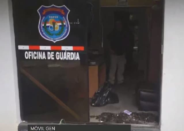 “Aquiles” Báez cae detenido y destroza puerta de sede policial