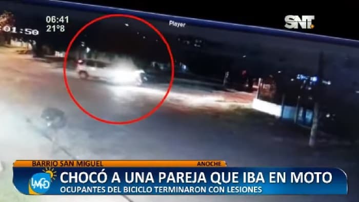 Conductora choca contra motocicleta y deja una mujer herida