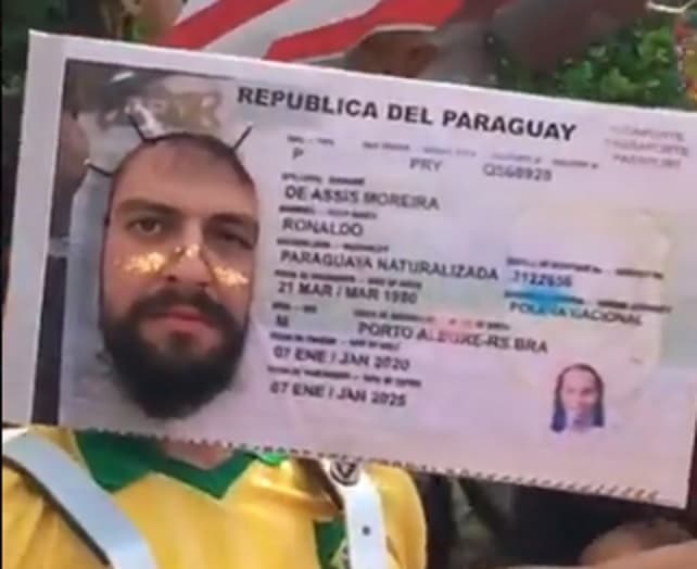 Pasaporte de Ronaldinho se convierte en disfraz de carnaval