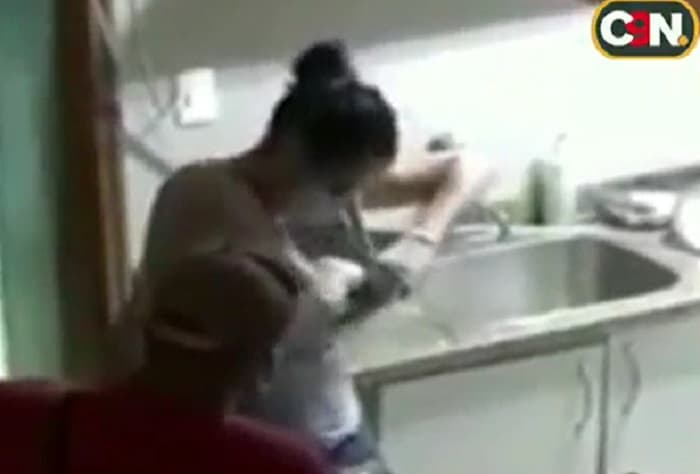 Policías se apropian de USD 100 mil en allanamiento, según imágenes