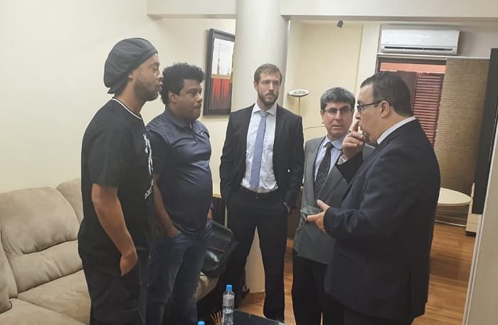 Ronaldinho desconocía que documentos eran falsos, según su abogado