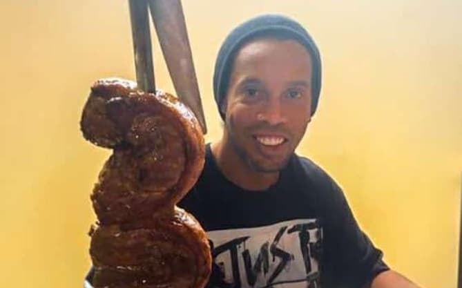 El mundo saluda a Ronaldinho, mientras continúa en la Agrupación