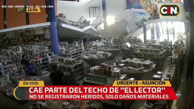 Cámaras captan momento en que cae techo de editorial