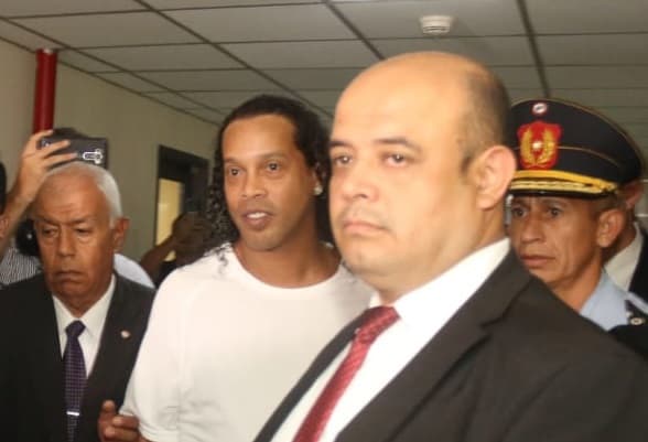 Juez niega salida procesal, pero Dinho está por irse