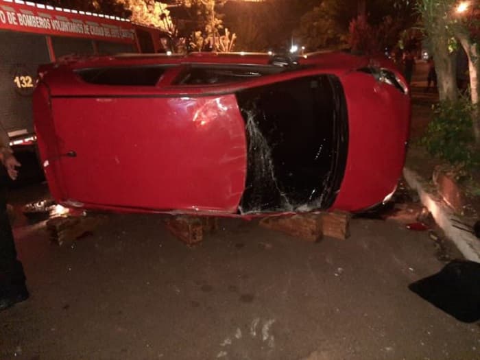 Conductor resulta herido tras volcar en Ciudad del Este