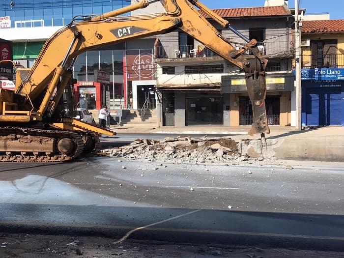 MOPC comienza a demoler estructuras del fallido metrobús