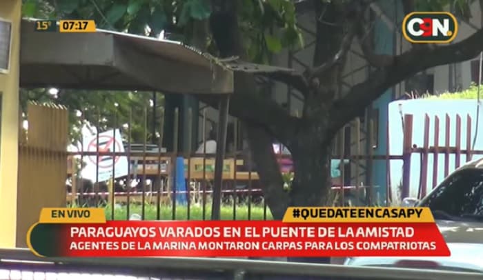 Montan carpas para connacionales varados sobre el Puente de la Amistad
