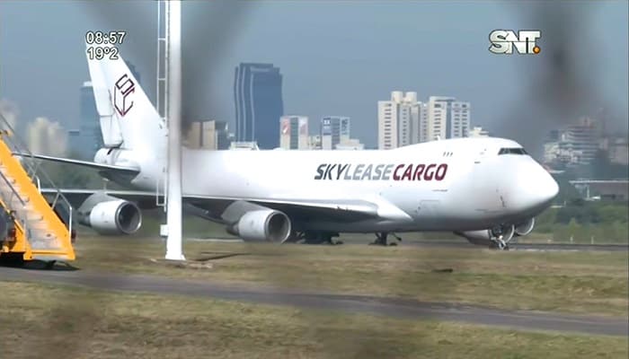 Llega avión carguero con insumos médicos