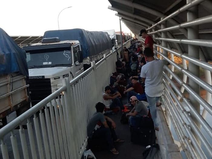 “Contrabandistas” pasaron a Brasil, fueron echados y ahora están sobre el puente