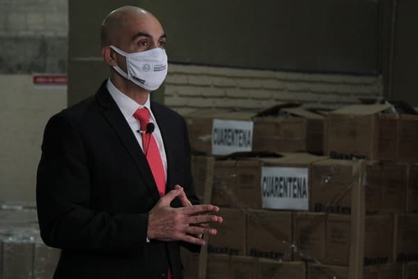 Mazzoleni reporta 10 positivos, uno sin nexo