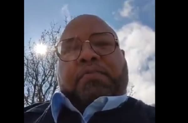 Chofer que pedía a pasajeros cubrirse al torser muere por coronavirus