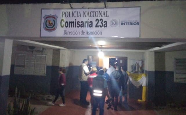 Imputan a hombre que amenazó con rastrillo a policías