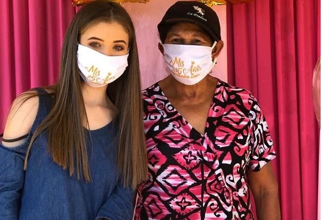 Joven festeja sus 15 años distribuyendo platos de comida