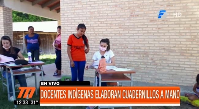 Docentes de comunidad indígena elaboran cuadernillos a mano