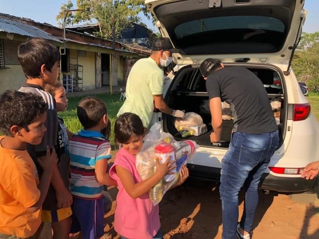 Clubes y futbolistas donan alimentos a familias carenciadas