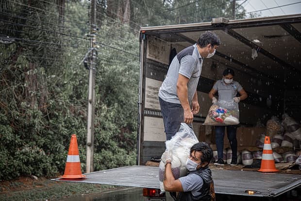 Productores de eventos entregan víveres a personas afectadas durante la pandemia