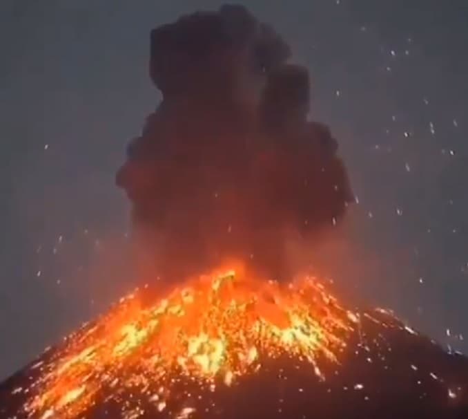 Impactantes imágenes de la erupción del volcán Krakatoa