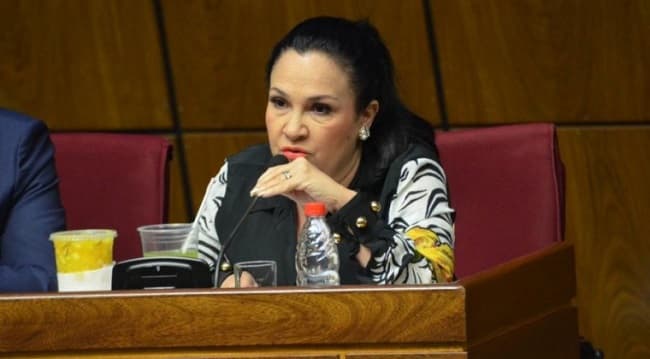 Senadora asistió a sesión pese a presentar síntomas y sin tapabocas