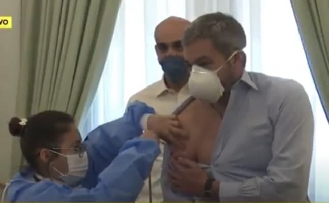 “Prohibido memes”, lanza Abdo Benítez luego de vacunación