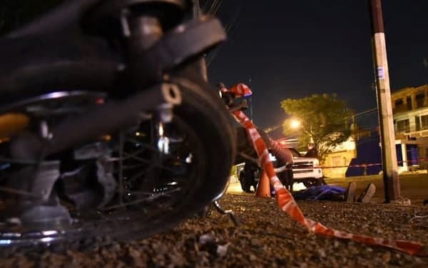 Motociclista fallece tras chocar contra una columna